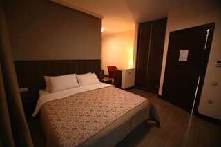 Отель Elea Old Tbilisi Hotel Тбилиси Трехместный номер, вид на сад-4