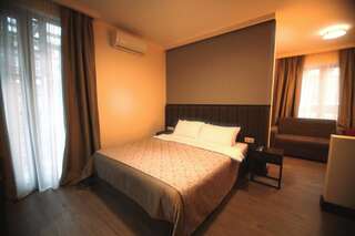 Отель Elea Old Tbilisi Hotel Тбилиси Трехместный номер, вид на сад-5