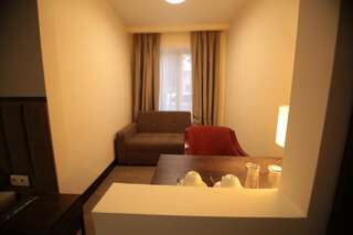 Отель Elea Old Tbilisi Hotel Тбилиси Трехместный номер, вид на сад-9